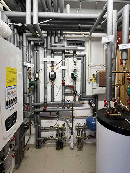 Medencetéri csövek és gépészet