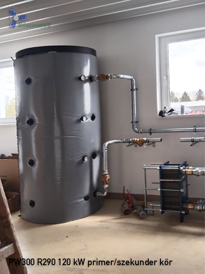 Nagy méretű puffertartály a 120 kW-os hőszivattyús rendszer szekunder oldalán hőcserélős kapcsolattal