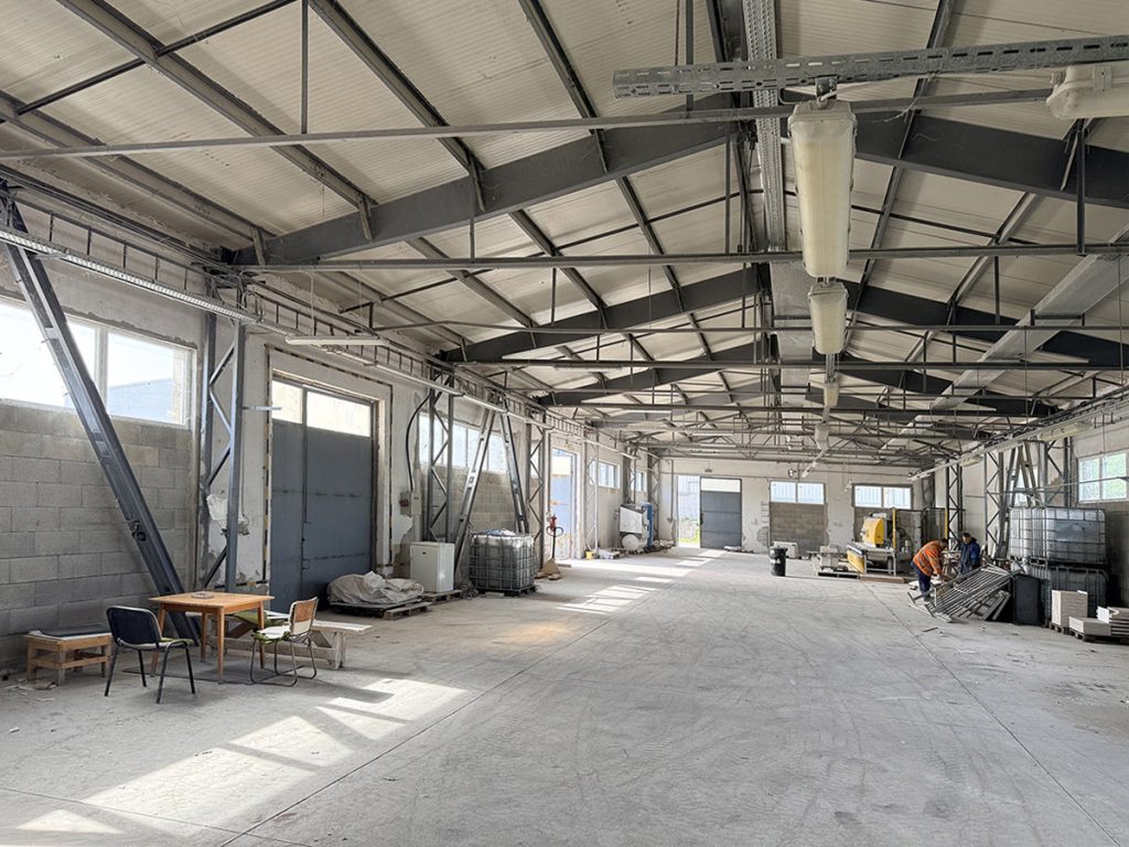 A csarnokba 7 db ipari hőlégbe fúvót terveztünk