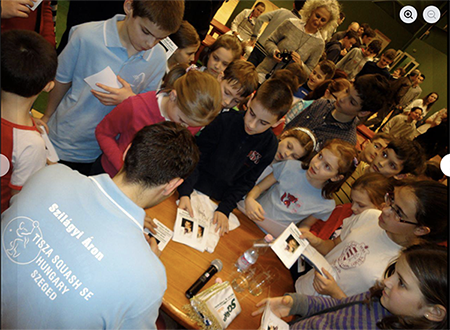 Szilágyi Áron dedikál a szegedi Squash clubban