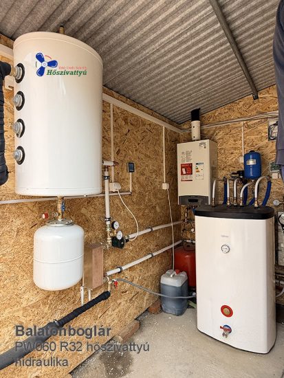 Hőszivattyús rendszer hidraulika puffertartállyal és gázkazánnal Balatonbogláron